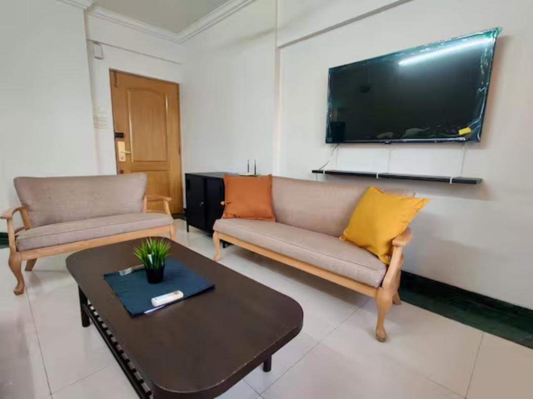 2 BHK cozy apartment w/ Netflix and wifi in Bandra - Housity