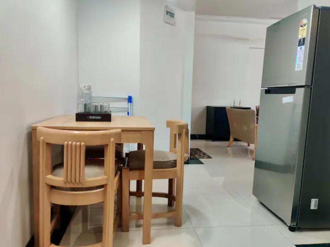 2 BHK cozy apartment w/ Netflix and wifi in Bandra - Housity