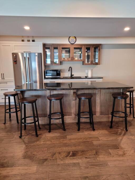 Chemong Lake Waterfront Cottage☆privateboatlaunch - Housity