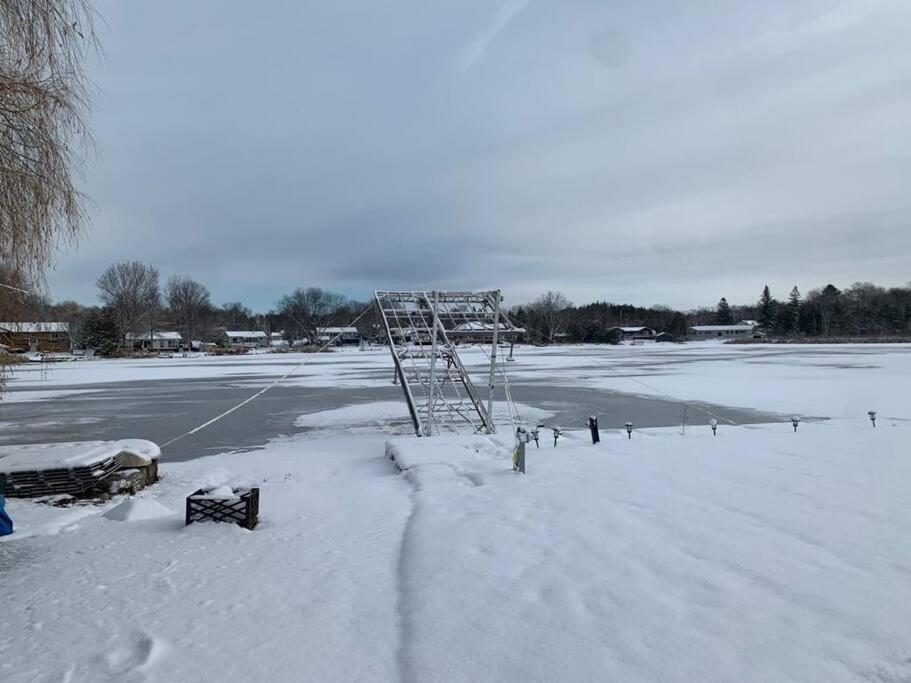 Chemong Lake Waterfront Cottage☆privateboatlaunch - Housity