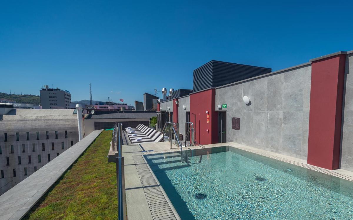 una piscina en la azotea de un edificio en Catalonia Gran Vía Bilbao, en Bilbao