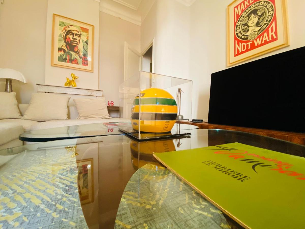 Télévision ou salle de divertissement dans l'établissement Hôtel Particulier Le 28 - Spa & Art Luxury Design by Alain Ducasse