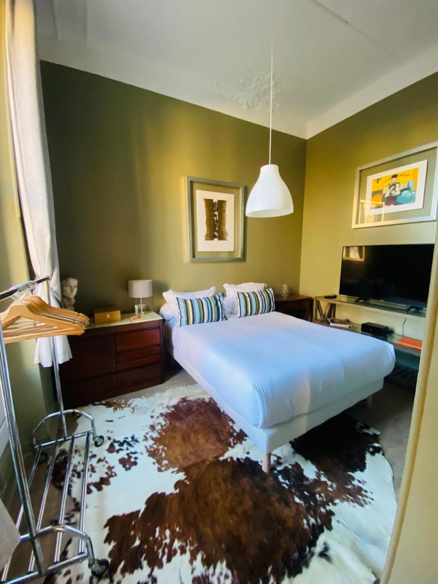Télévision ou salle de divertissement dans l'établissement Hôtel Particulier Le 28 - Spa & Art Luxury Design by Alain Ducasse