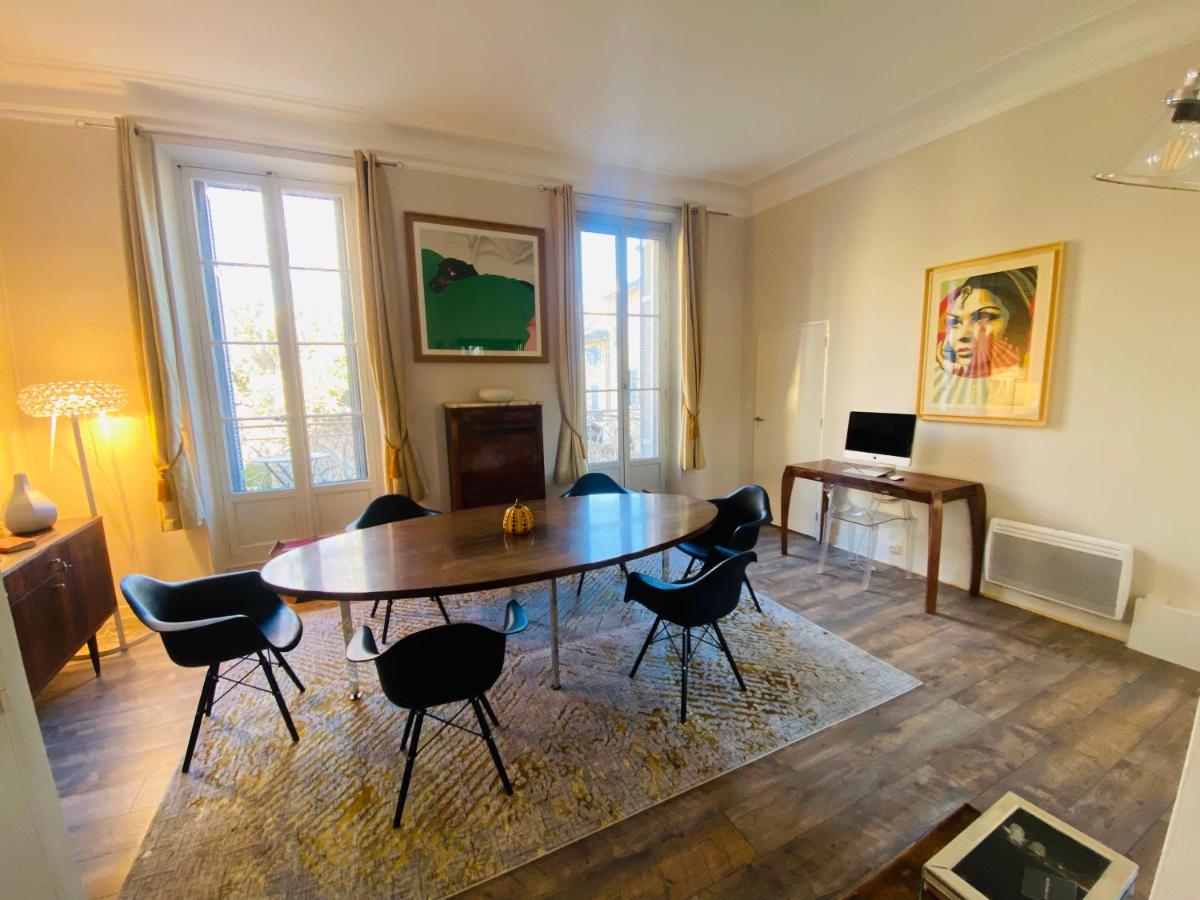 Télévision ou salle de divertissement dans l'établissement Hôtel Particulier Le 28 - Spa & Art Luxury Design by Alain Ducasse