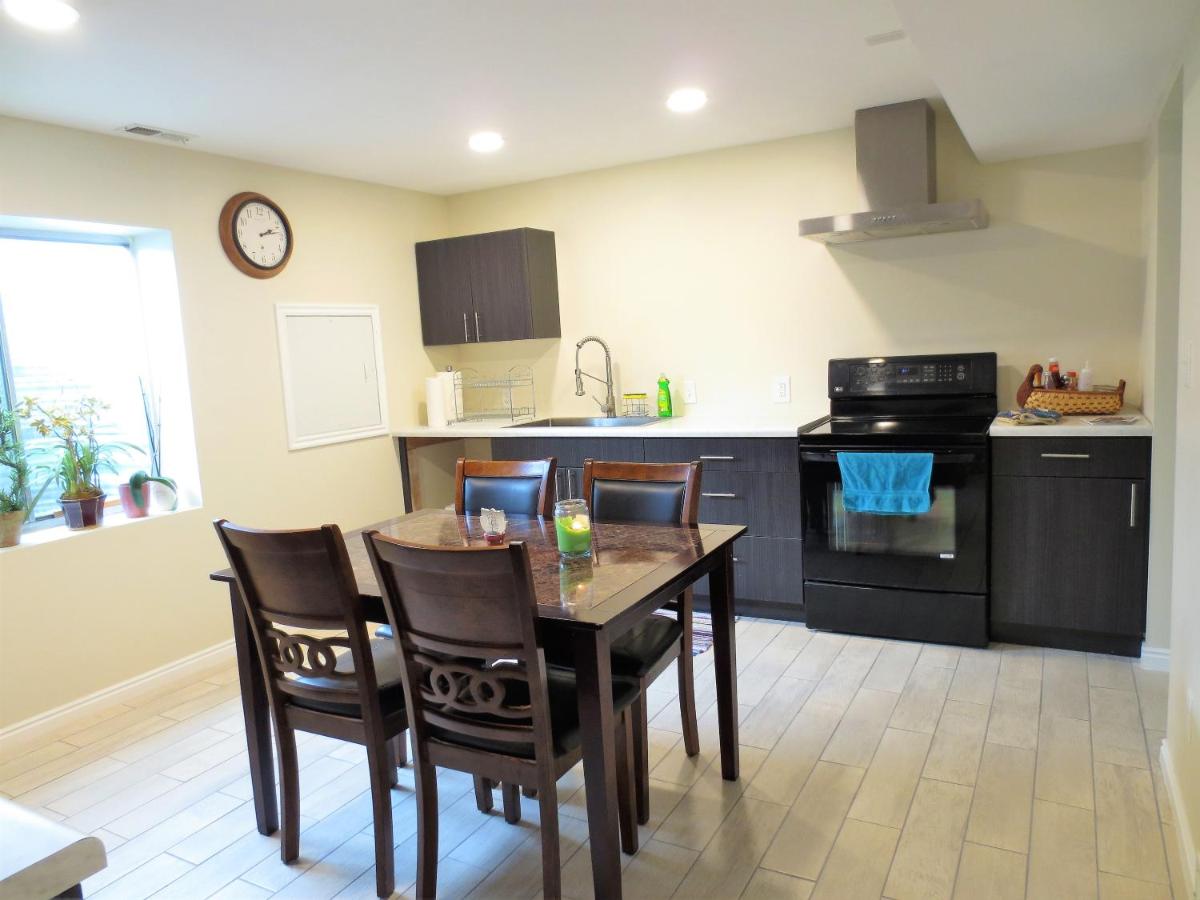 Entire Cozy Basement! Private Entrance! - Fast Wifi! - Housity