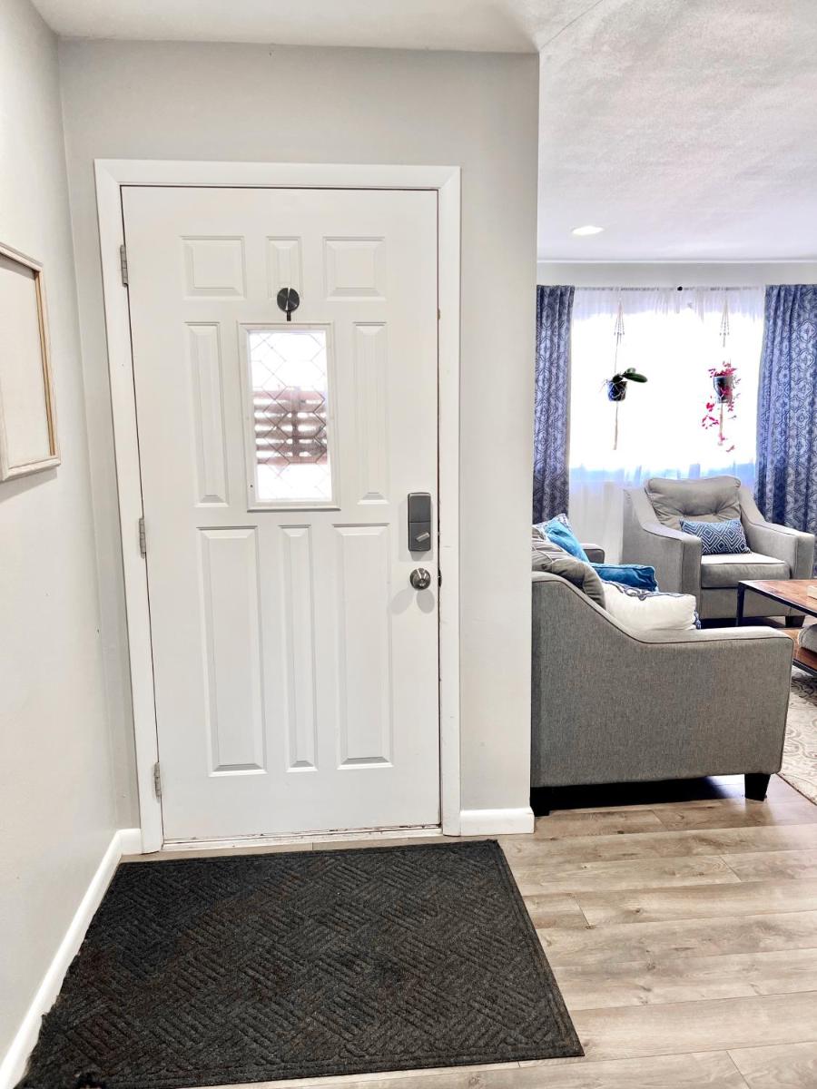A Cheerful 4-Bedroom Ranch Style Home - Housity