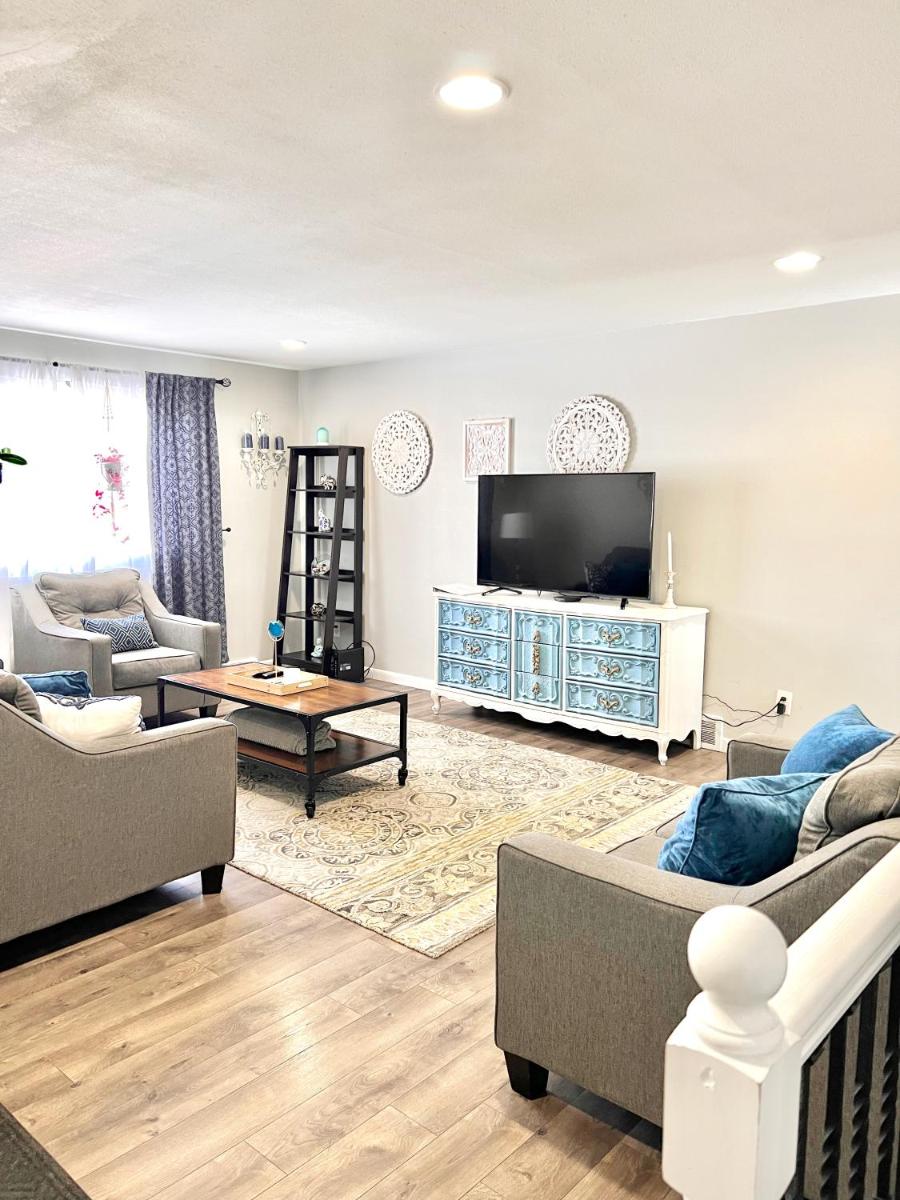 A Cheerful 4-Bedroom Ranch Style Home - Housity
