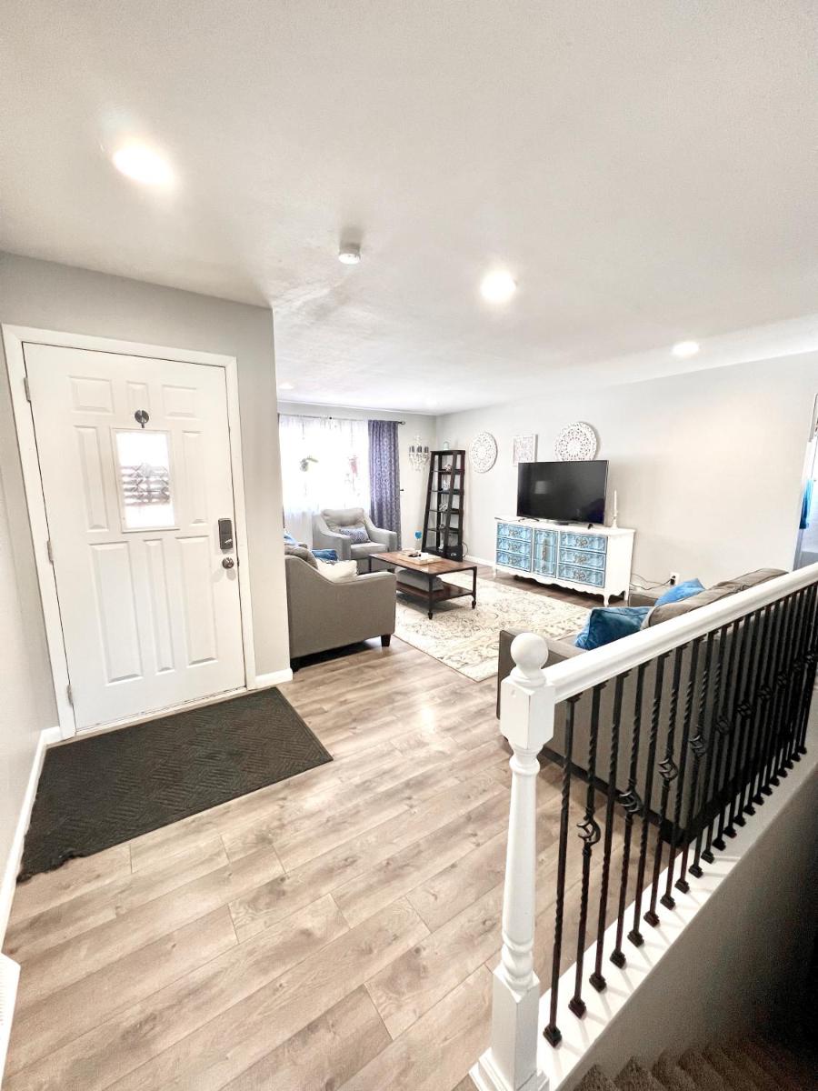 A Cheerful 4-Bedroom Ranch Style Home - Housity