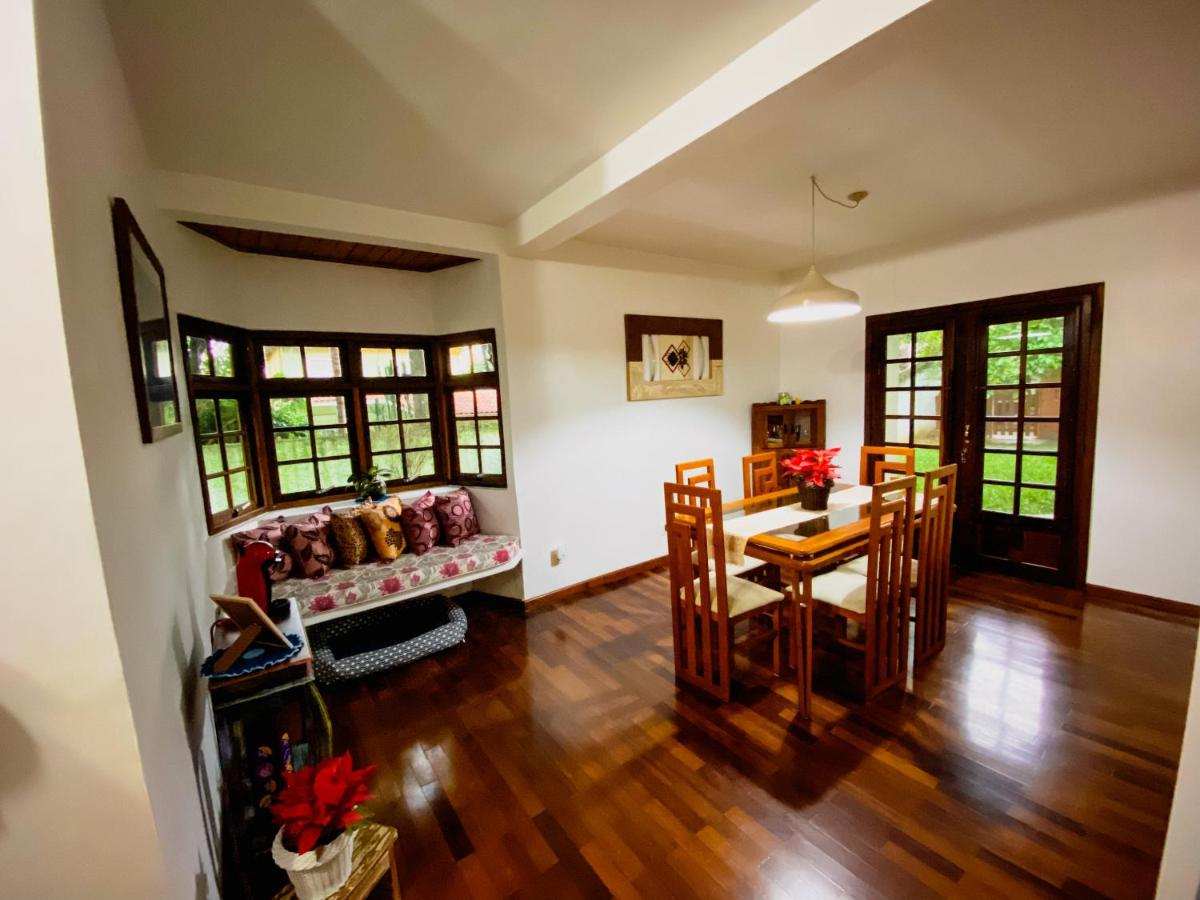 Casa confortável com churrasqueira na Granja Viana - Housity