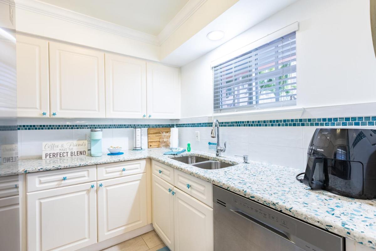 Condo in Paradise -Beach and Intracoastal Waterway - Housity
