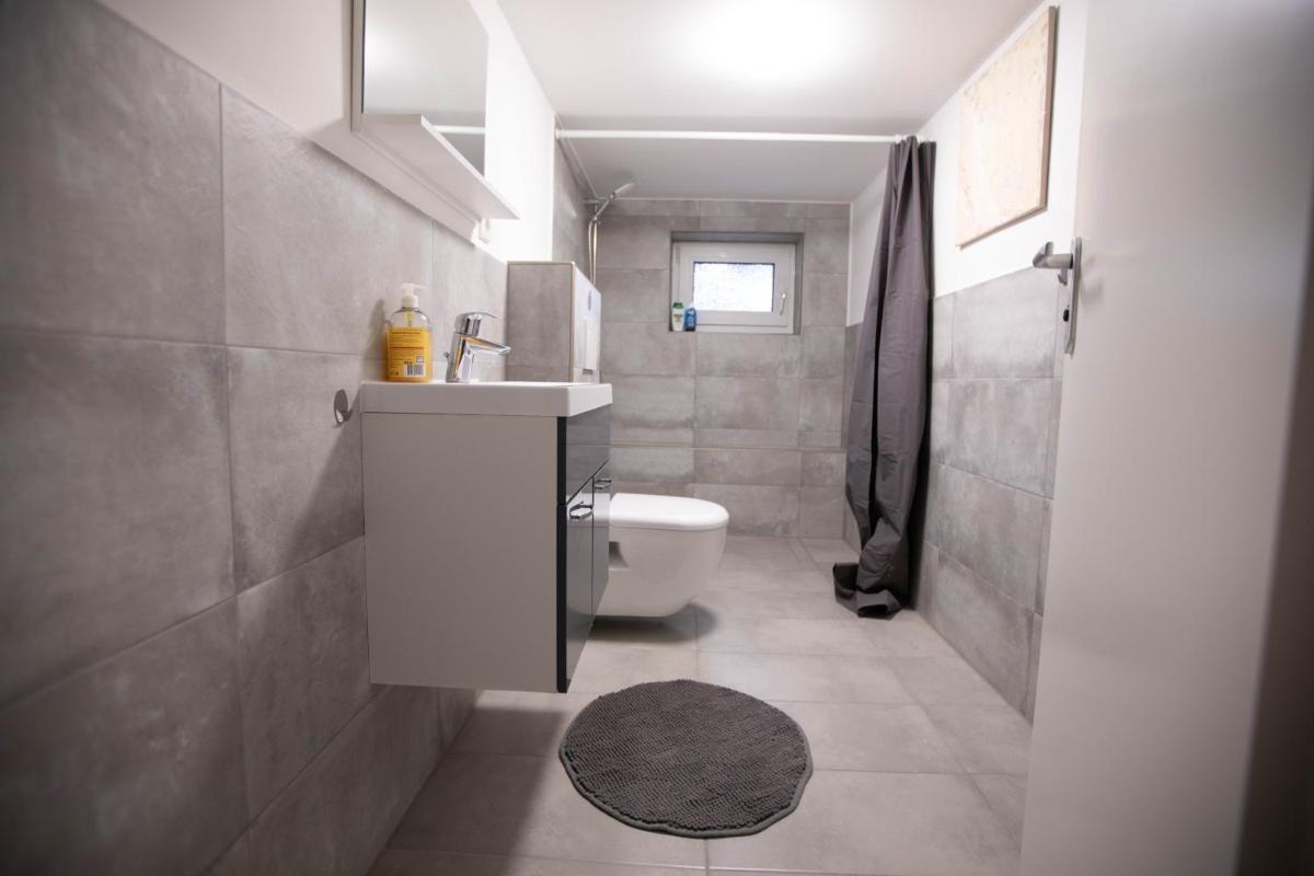 Suitetrails - 80qm - 4 rooms - privat parking - Keller-Basement - MalliBase Apartments