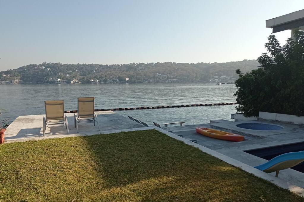 Preciosa villa a la orilla del lago - Housity