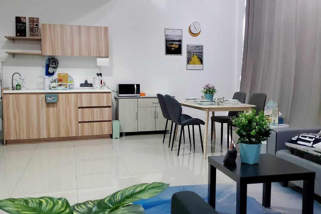 Suitetrails - Petaling Jaya Duplex Mahjong 6pax Loft Damansara Ikea One Utama AndroidTV