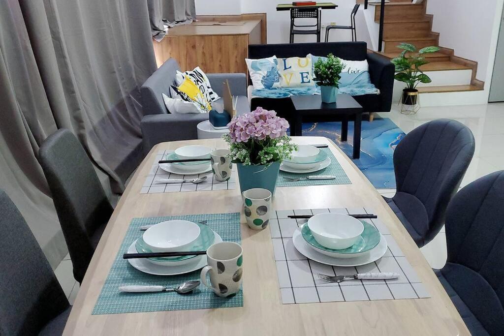 Suitetrails - Petaling Jaya Duplex Mahjong 6pax Loft Damansara Ikea One Utama AndroidTV
