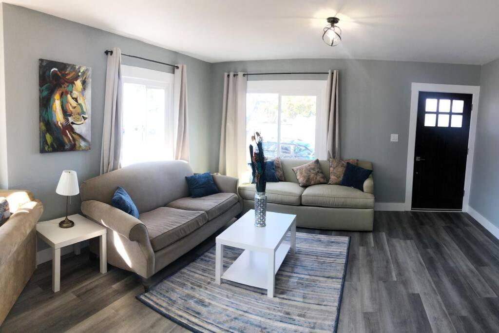 Executive 2 bdrm home- Fast Wi-Fi- Open Floorpan - Housity