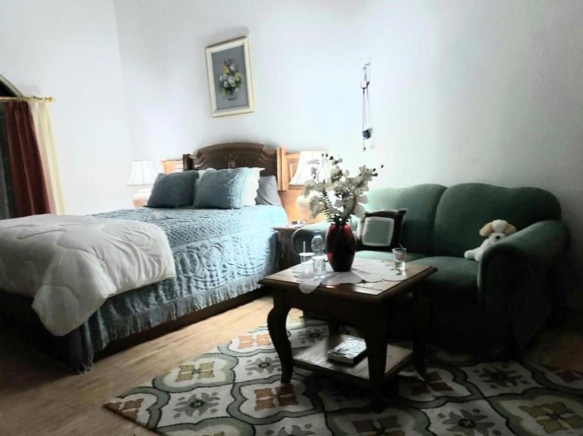 Tendean's Homestay in Tampusu - Housity