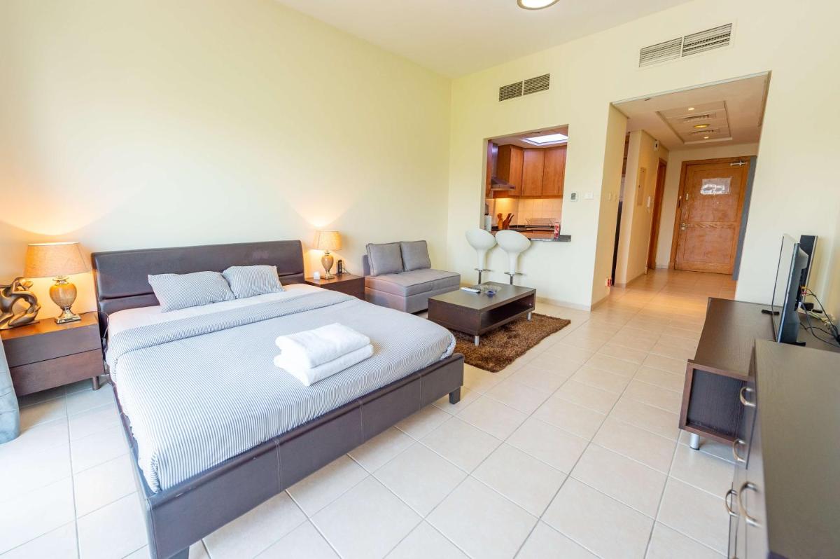 Luxury Escapes - Stylish Studio in DG near to Mall & Metro - KSLV - Housity