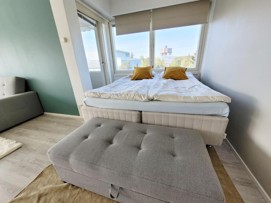 Suitetrails - TapiolaSky: airy, bright, great bed and spacious - close to Aalto campus and Tapiola center