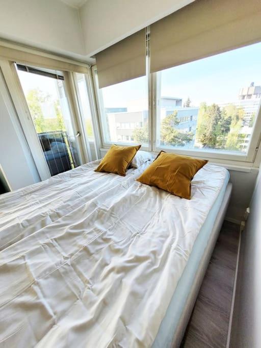 Suitetrails - TapiolaSky: airy, bright, great bed and spacious - close to Aalto campus and Tapiola center