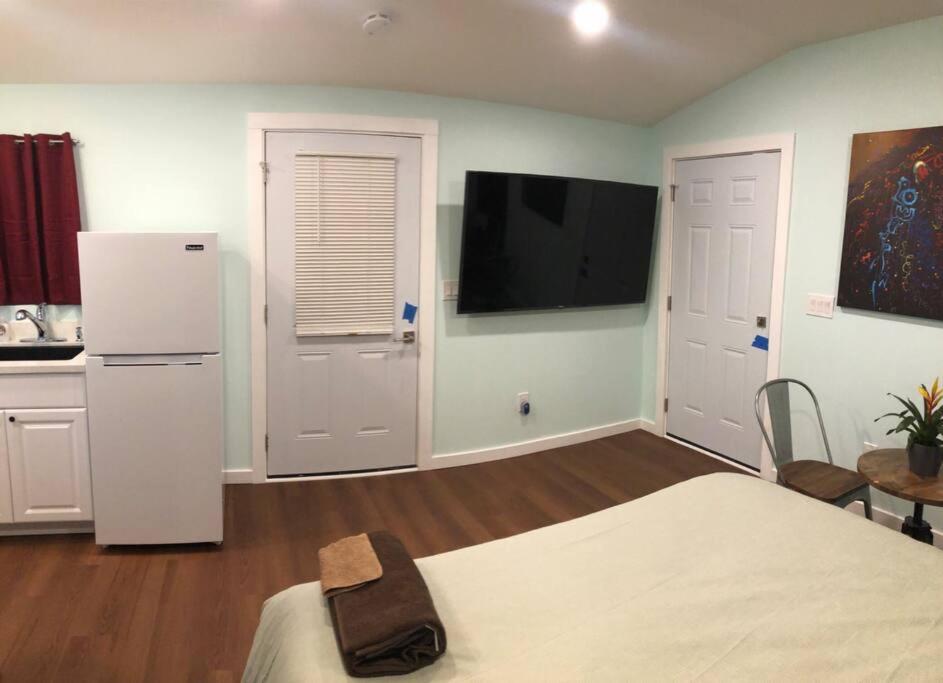 Great Rodeo Brand New Mini Studio - Housity