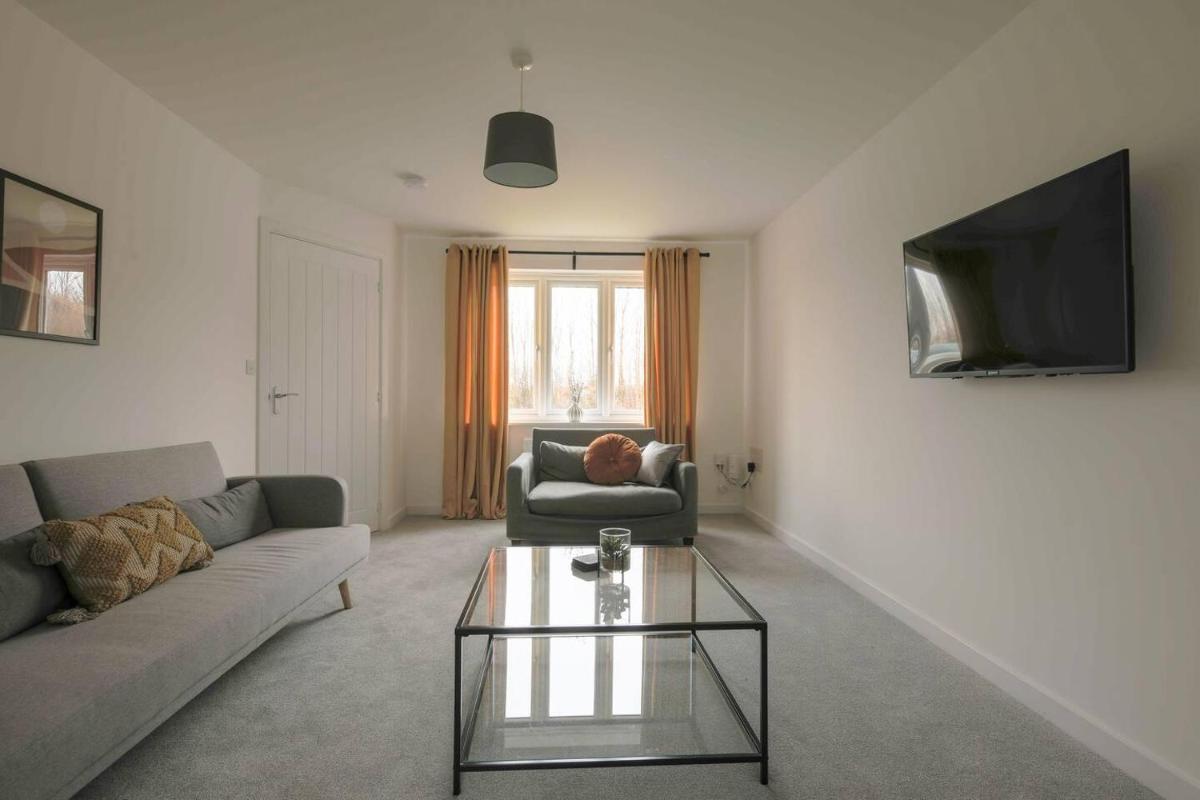 Beautiful 4-Bed House 15 mins to Cardiff & Newport - Housity