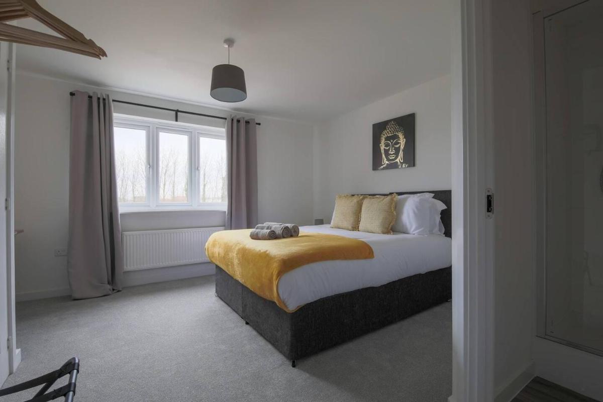 Beautiful 4-Bed House 15 mins to Cardiff & Newport - Housity