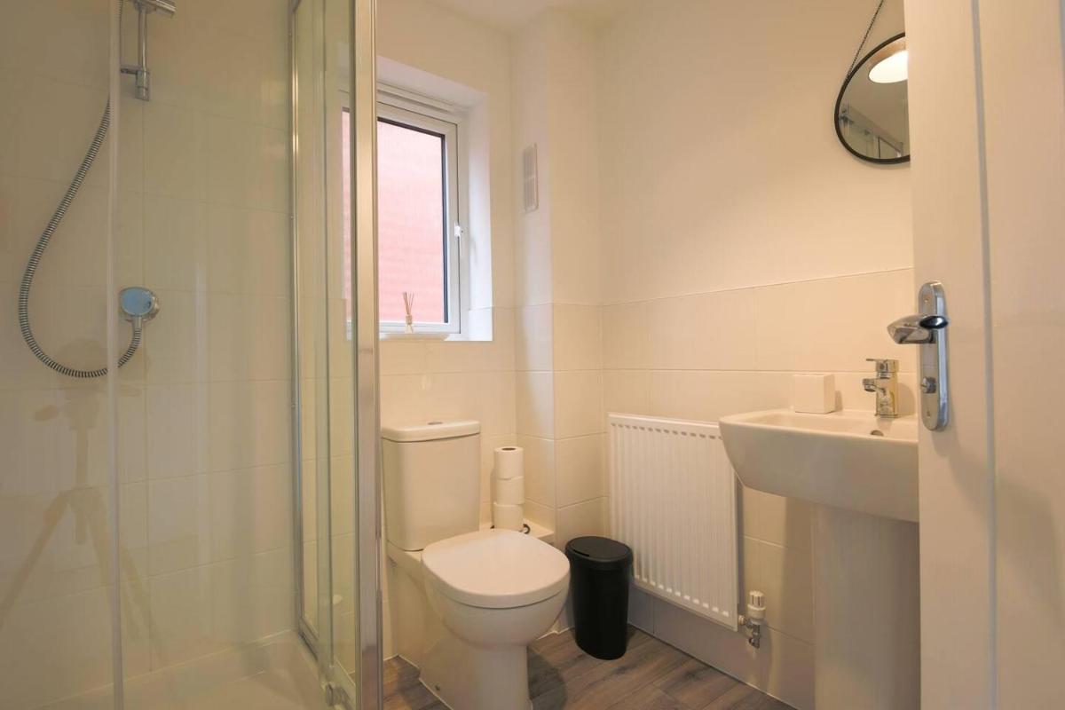 Beautiful 4-Bed House 15 mins to Cardiff & Newport - Housity
