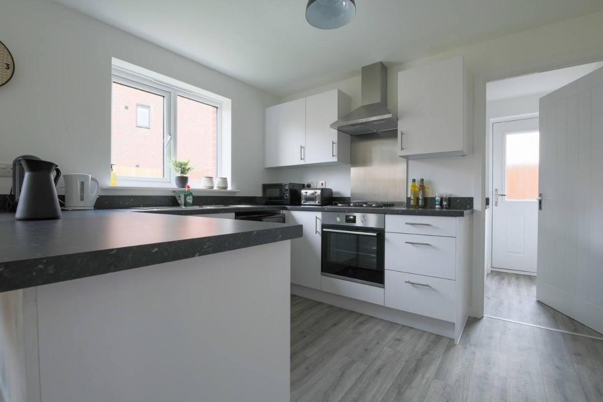Beautiful 4-Bed House 15 mins to Cardiff & Newport - Housity