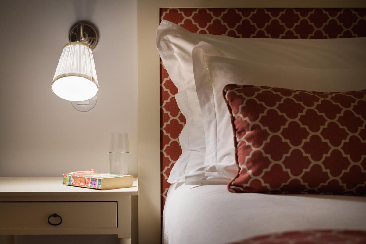 Uma cama ou camas num quarto em Hotel Casa Palmela - Small Luxury Hotels of The World, Hotel & Villas