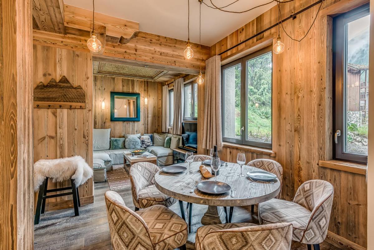 Coin salon dans l'établissement Hotel & Spa Le Val d'Isère
