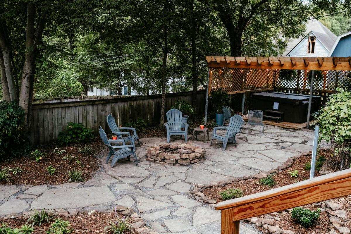 Brooks Solar House with Backyard Spa and Firepit - Housity