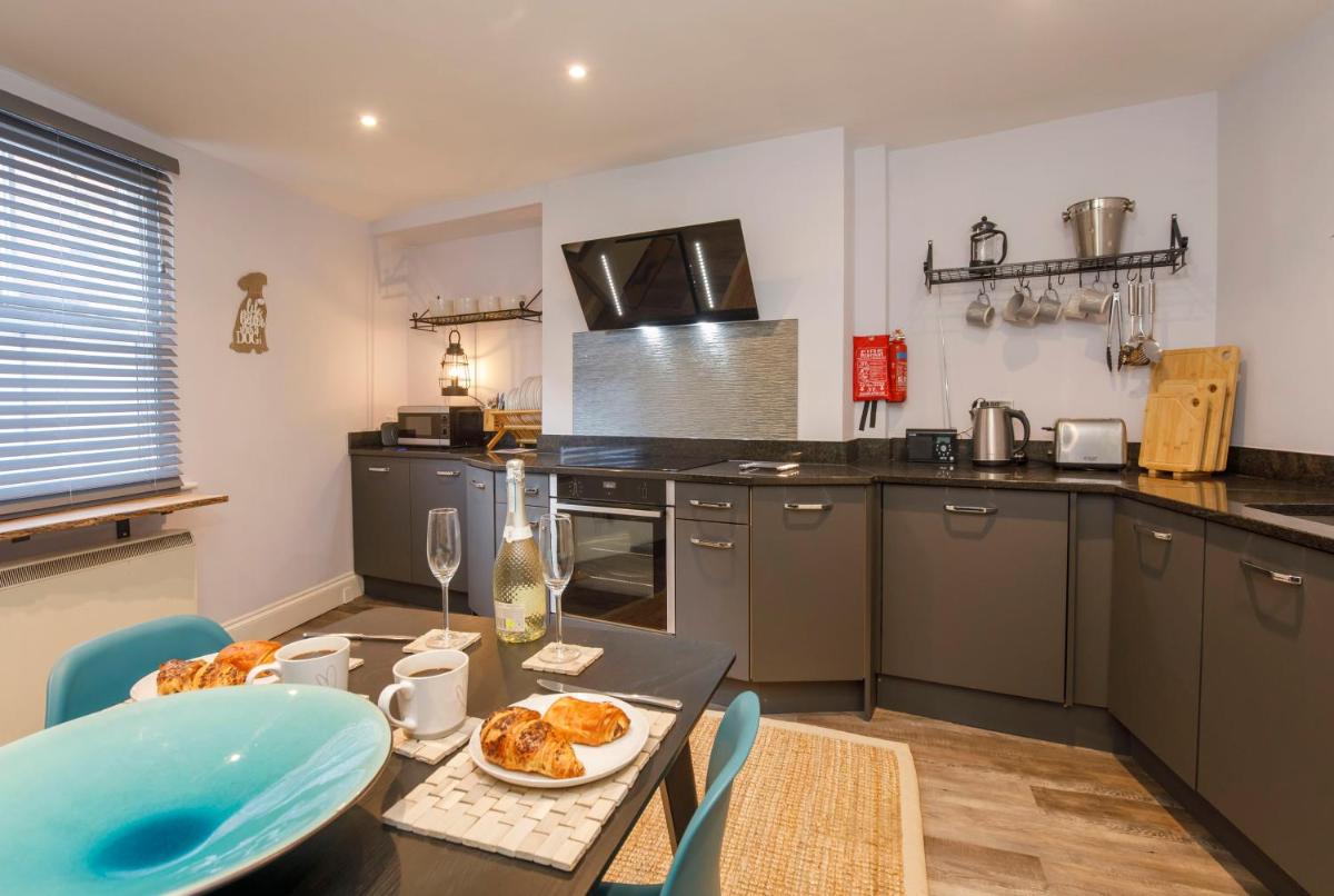The Holgate Hideaway with Hot Tub - Housity