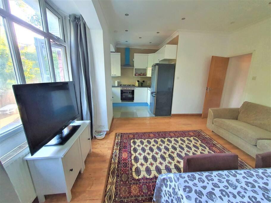 2 Bedroom Flat - Travel Direct to Heathrow/Central - Housity