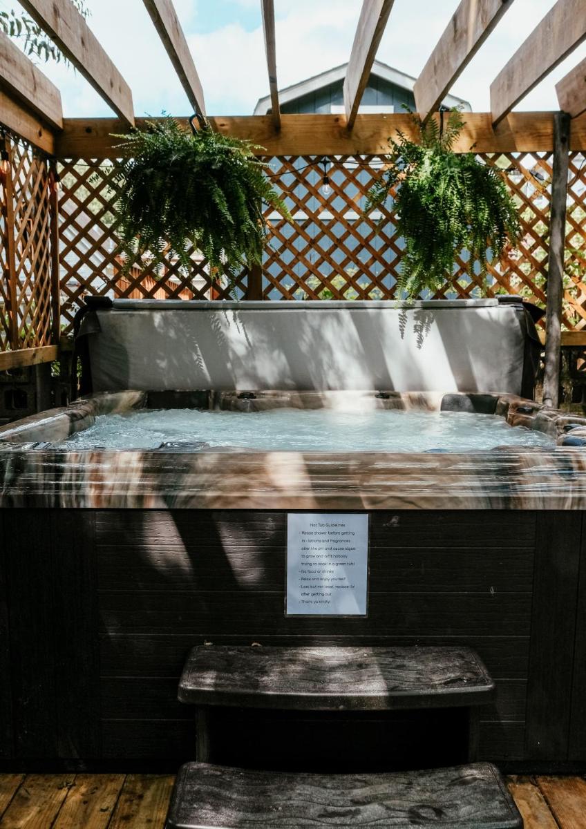 Brooks Solar House with Backyard Spa and Firepit - Housity