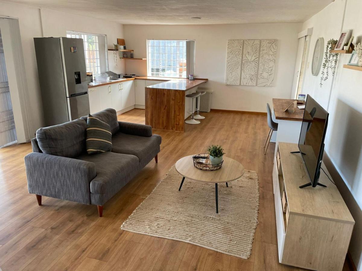 'On Point' Beach Studio - Jeffreys Bay - Housity