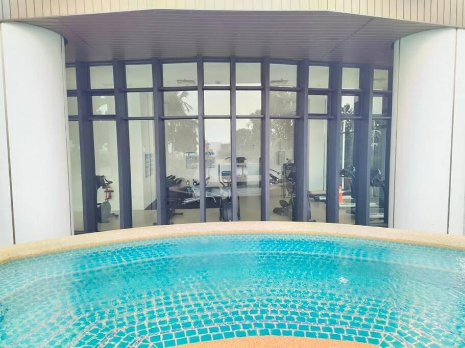 3003 Almas Suites Modern Netflix 100mbps By STAY - Housity