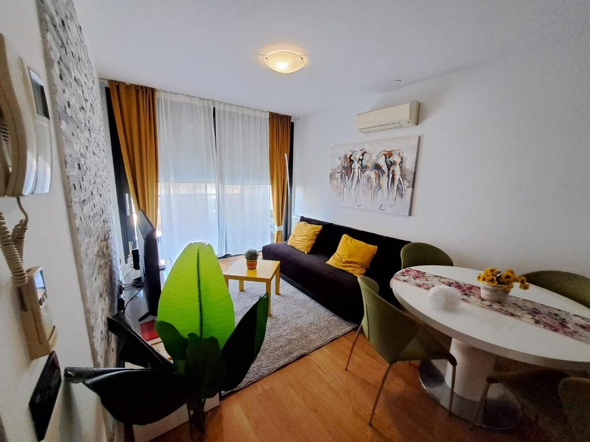 Nova Galerija Studio Ema i Apartman Anita- parking in garage - Housity