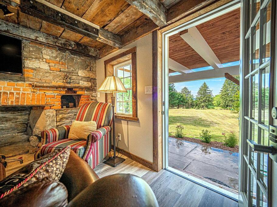 1786 Farm Cottage Honeymoon Suite Renovated 2022 - Housity