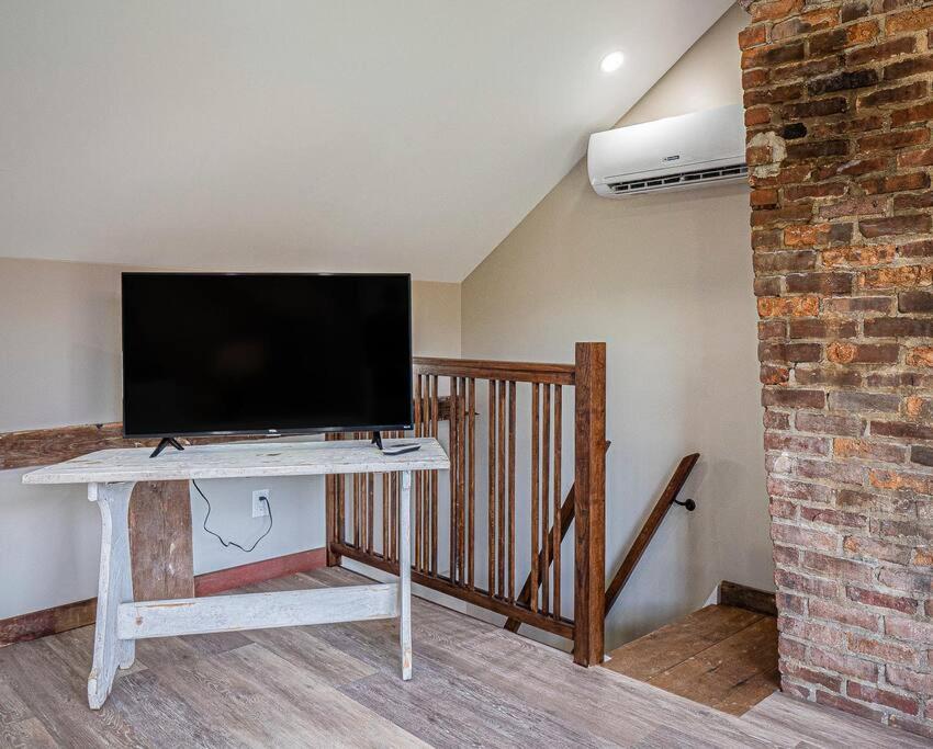 1786 Farm Cottage Honeymoon Suite Renovated 2022 - Housity