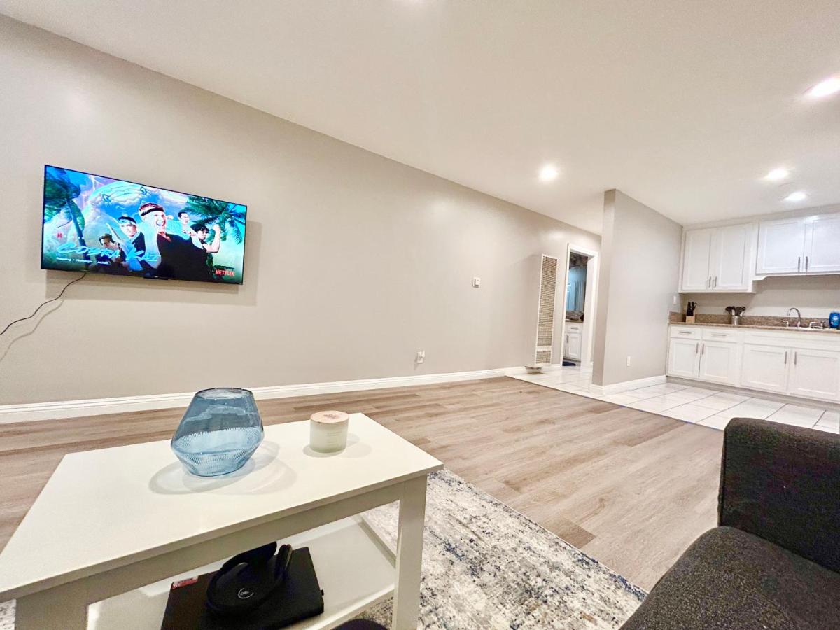 Big Stylish LA Apartment near DTLA - Housity