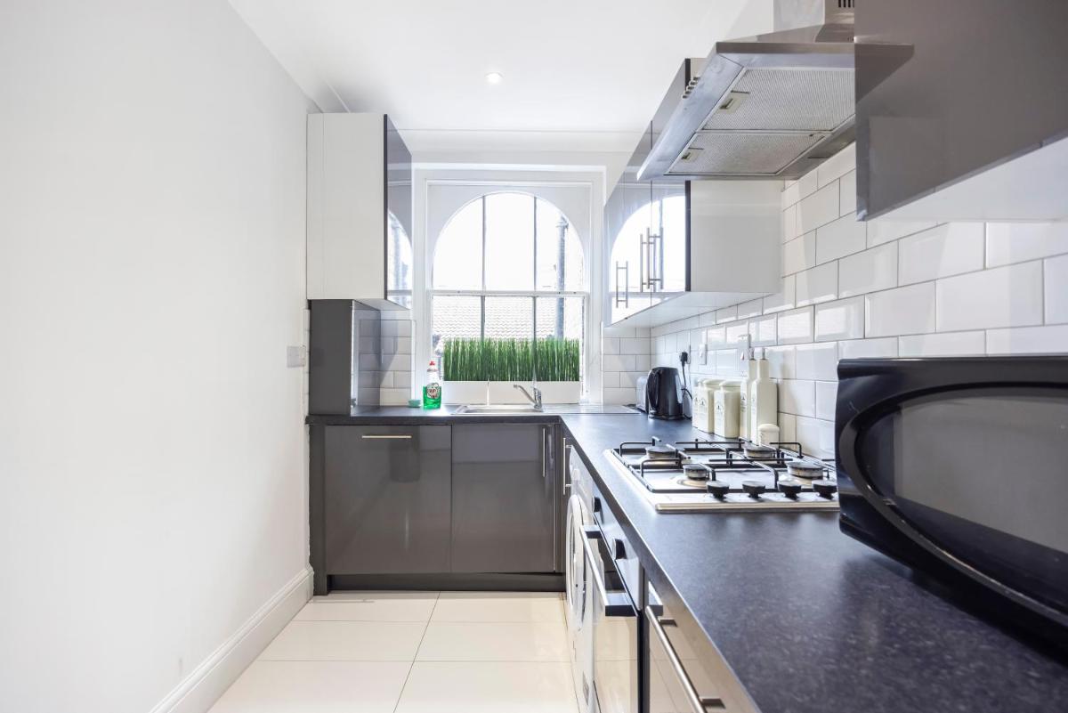 Premium Apartments over looking Canary Wharf Towers - Housity