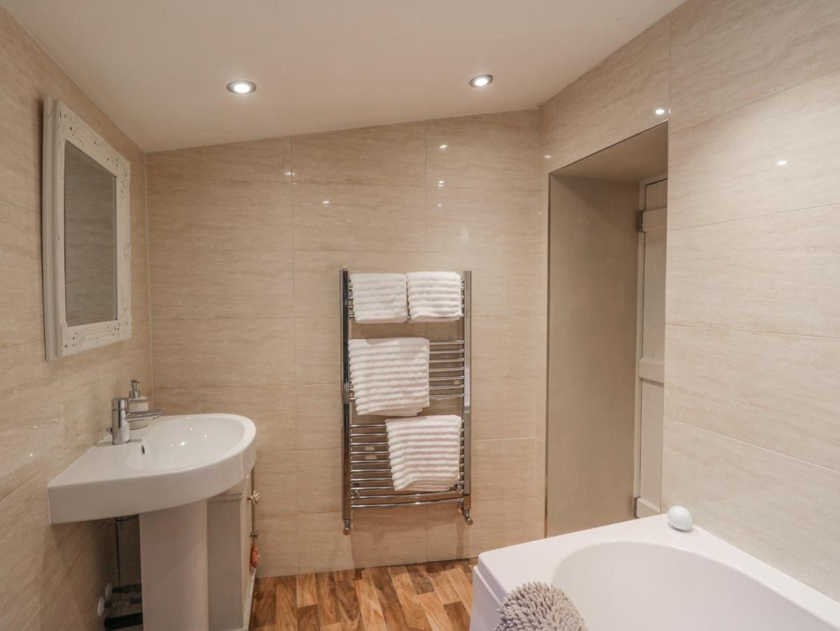 Laurel Cottage - Housity