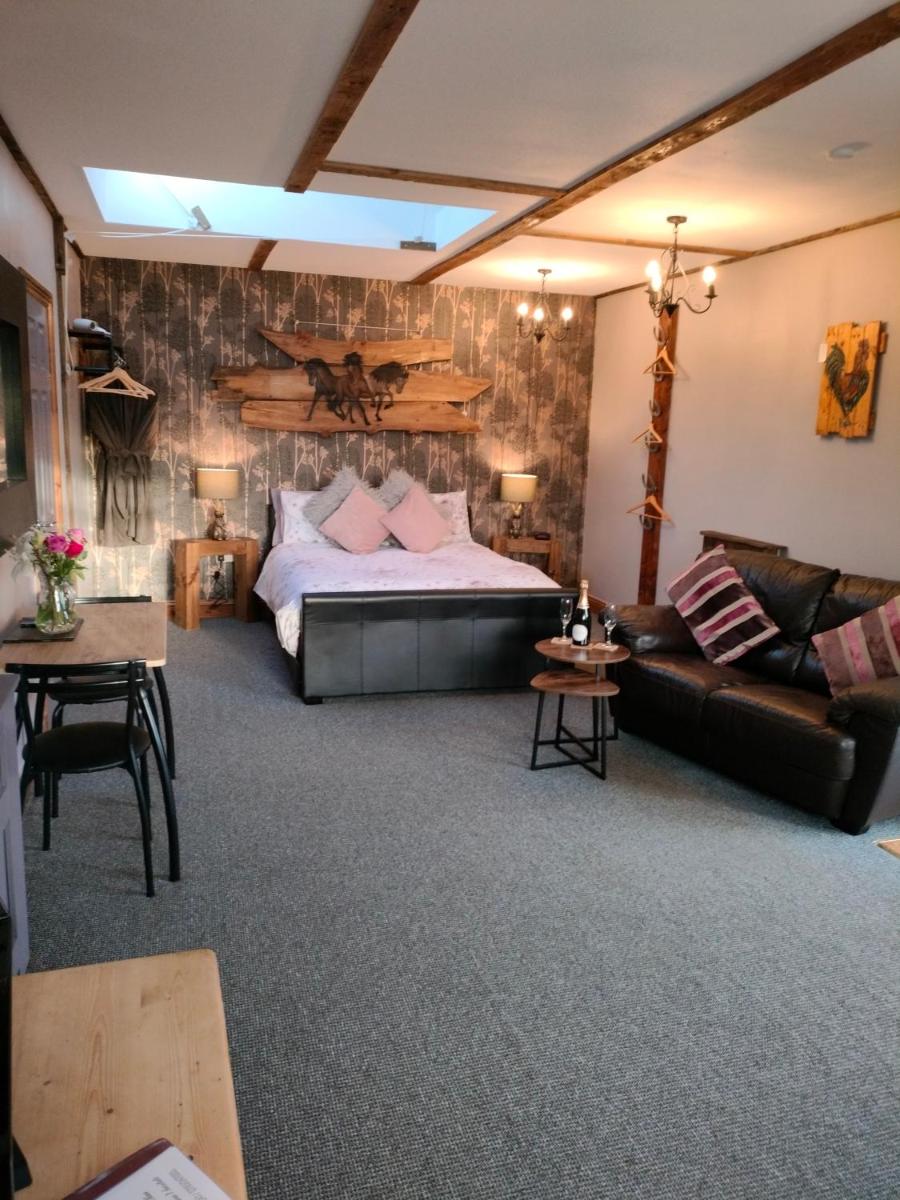 The Hideaway with hot tub - Housity