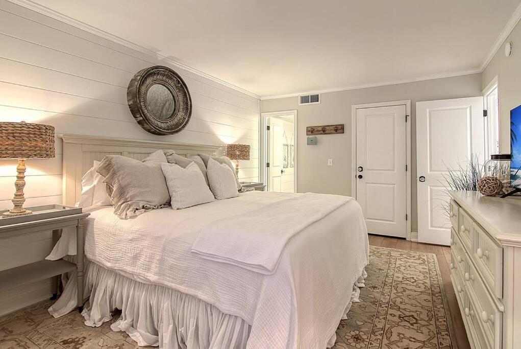 Luxury Seabrook Beachfront w/Spectacular Sunsets - Housity