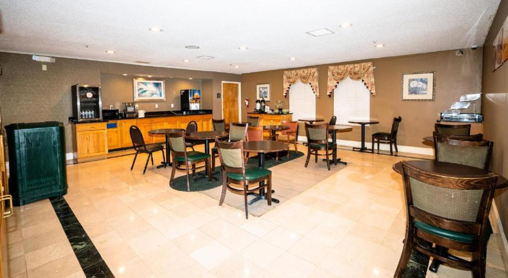 Econo Lodge - Housity