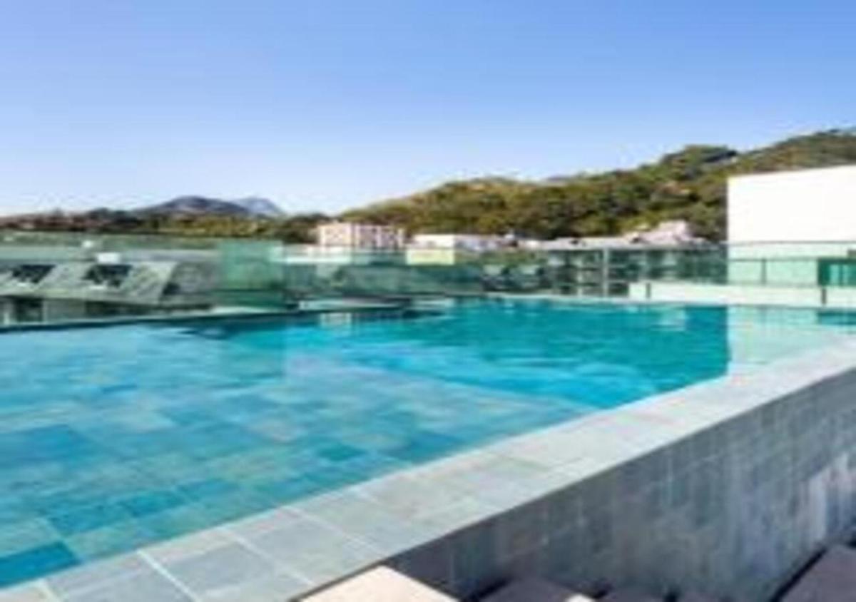 Apto Itaipava, piscina borda infinita, montanha - Hizvo