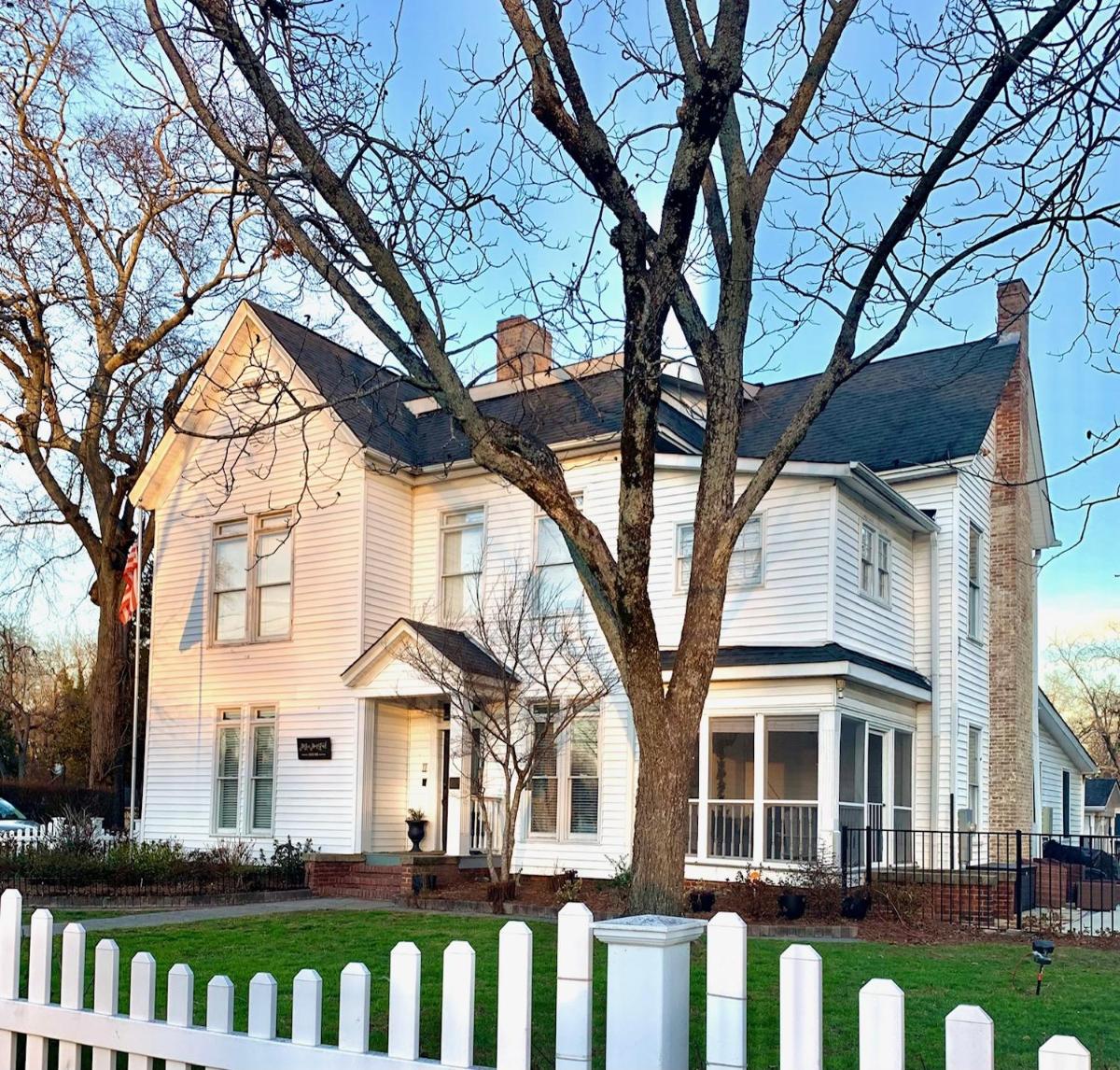 The Mahogany Room; a place of wonderful stays - Housity