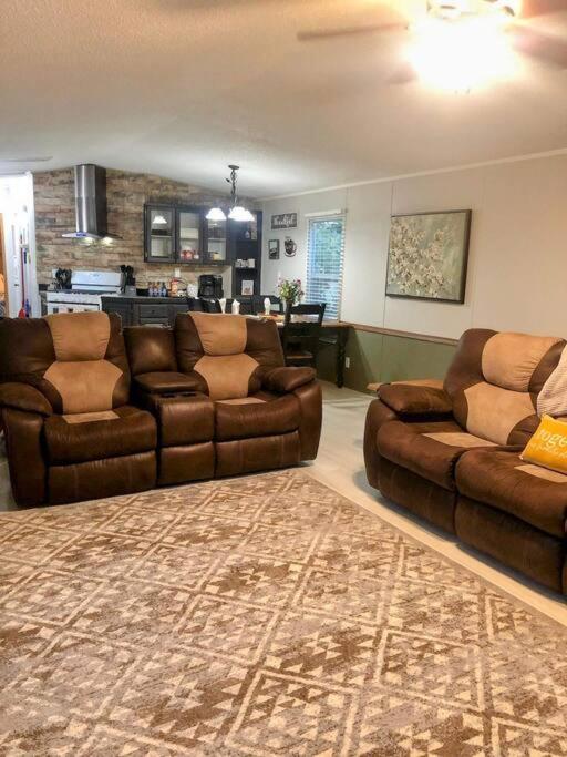 Cozy 3 Bedroom Quick Stop Home Near i80 - Housity