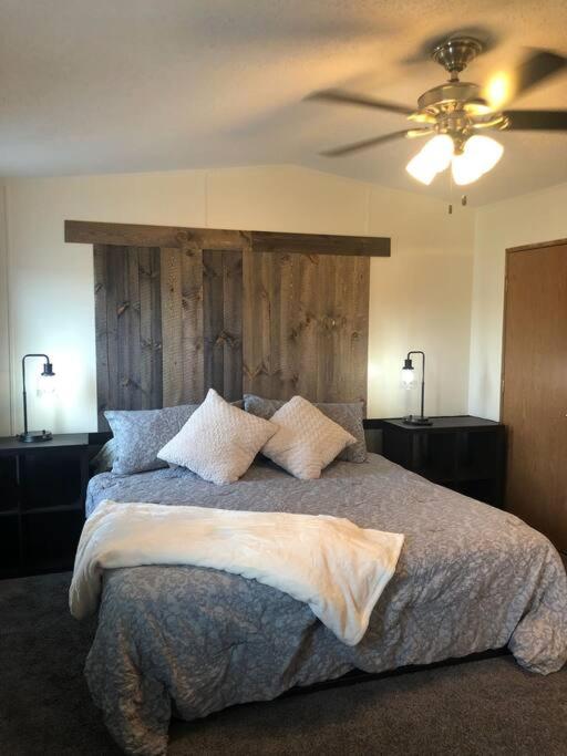Cozy 3 Bedroom Quick Stop Home Near i80 - Housity