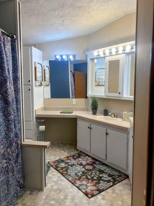 Cozy 3 Bedroom Quick Stop Home Near i80 - Housity